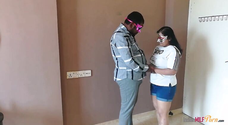 Desi wife aunty shanaya fucked in standing position