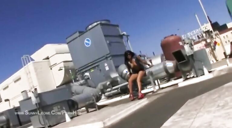 Huge Tit Sunny Leone Naked on a Rooftop in LA Beautiful Shoot
