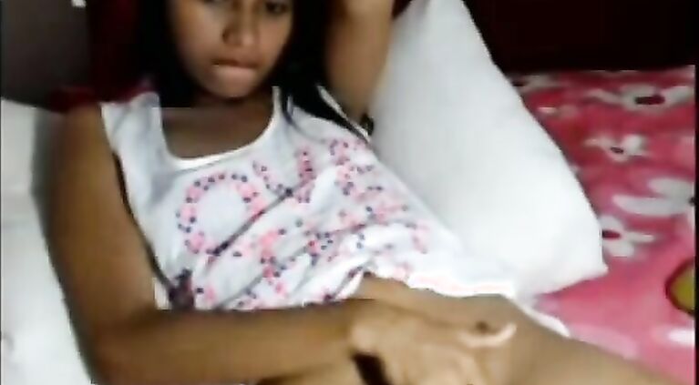CUTE TAMIL COLLEGE GIRL WITH NICE BUTT ON LIVE CAM SHOW MASTURBATING