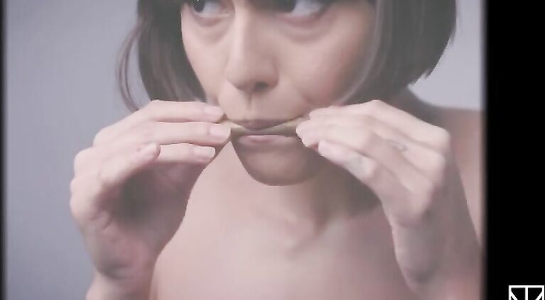 JANICE GRIFFITH ROLLS BLUNTS NAKED FOR MERRY JANE SEX WEEK 2018