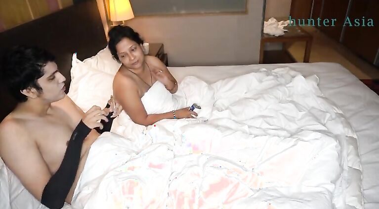 21 year old boy ne Tamil Wife ko hotel mein ganja pila ke daba ke choda