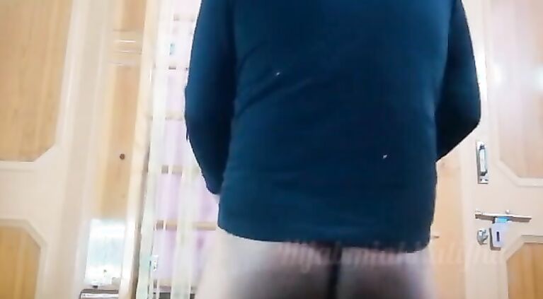 أخت صديقي المثيرة Cum on her Abaya