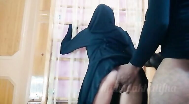 أخت صديقي المثيرة Cum on her Abaya
