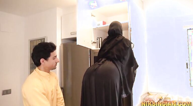 Muslim bhabhi ne Burka utha ke apne bhaiya se gaand chudwa li