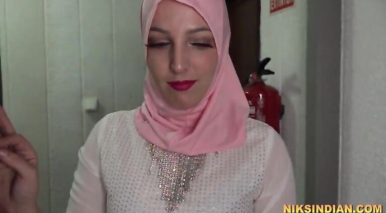 Muslim randi bhabhi sucks uncut Hindu cock and gets fucked