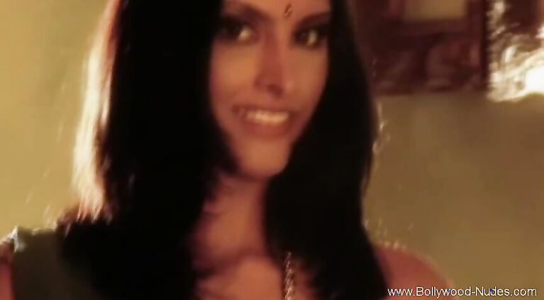 Desi Princess Exposes Her Body