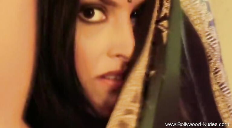 Desi Princess Exposes Her Body