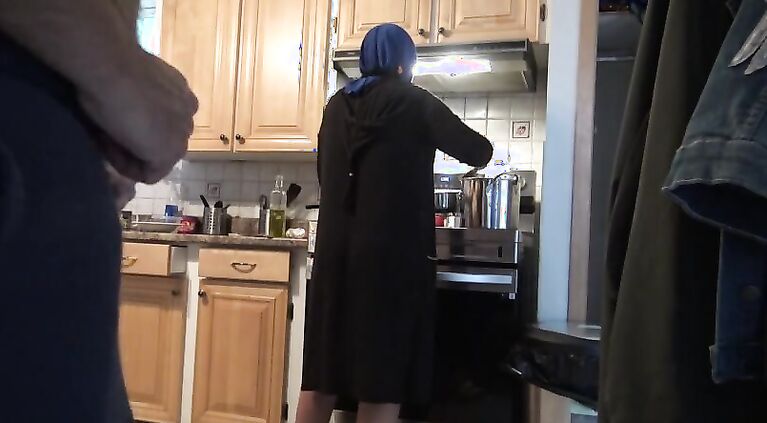 HUGE COCK FLASH FOR IRANIAN HIJAB STEPMOM - جنس نامادری ایرانی
