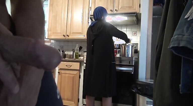 HUGE COCK FLASH FOR IRANIAN HIJAB STEPMOM - جنس نامادری ایرانی