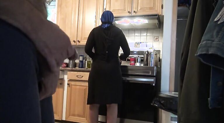 HUGE COCK FLASH FOR IRANIAN HIJAB STEPMOM - جنس نامادری ایرانی