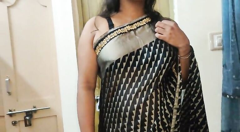 She's really beautiful to fuck her in saree