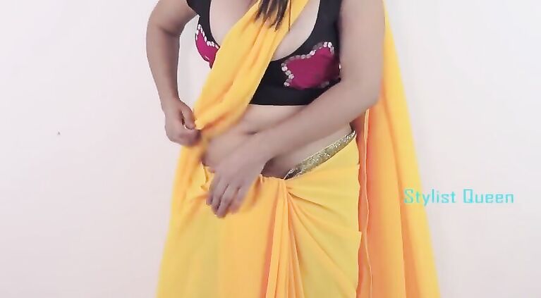 girls Showing Her Boobs Big Balloons Cleavage In Saree