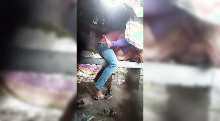 Secret public sex on Lock down