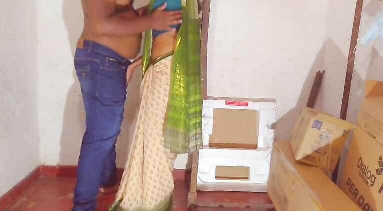 A sexy office girl in Sri Lanka. ඔෆිස් එකේ බොස් මාව ගබඩා කාමරයට එක්කන් ගියා