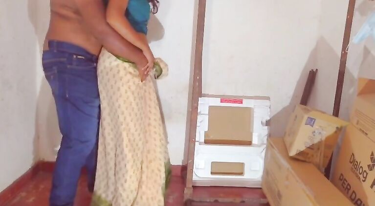 A sexy office girl in Sri Lanka. ඔෆිස් එකේ බොස් මාව ගබඩා කාමරයට එක්කන් ගියා