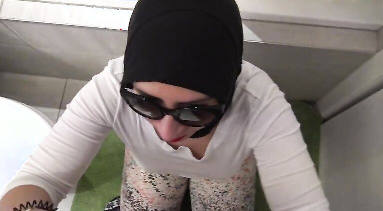 Muslim Girl Cheats On Husband (BIG CUMSHOT)
