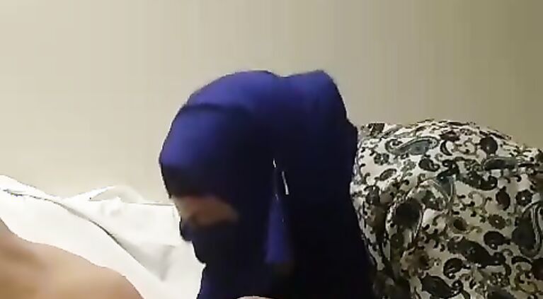 Hijab Housewife mad I cum in her mouth
