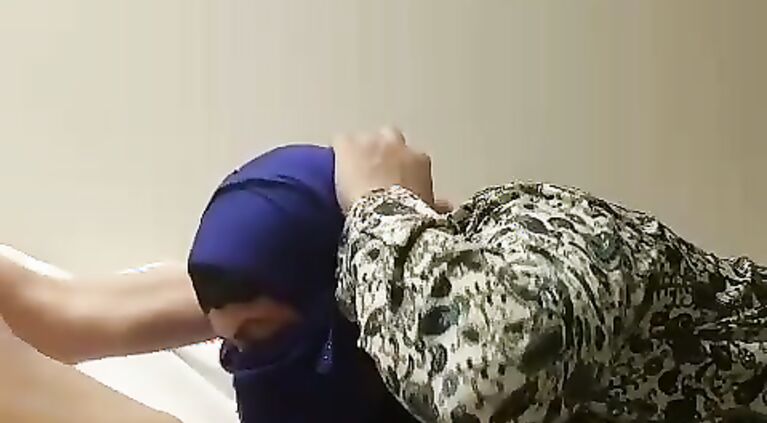 Hijab Housewife mad I cum in her mouth