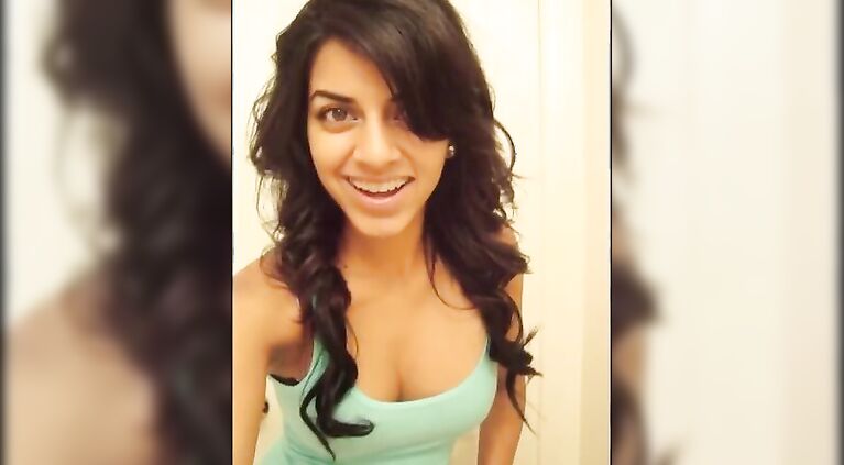 Desi amateur loves to show all.MP4