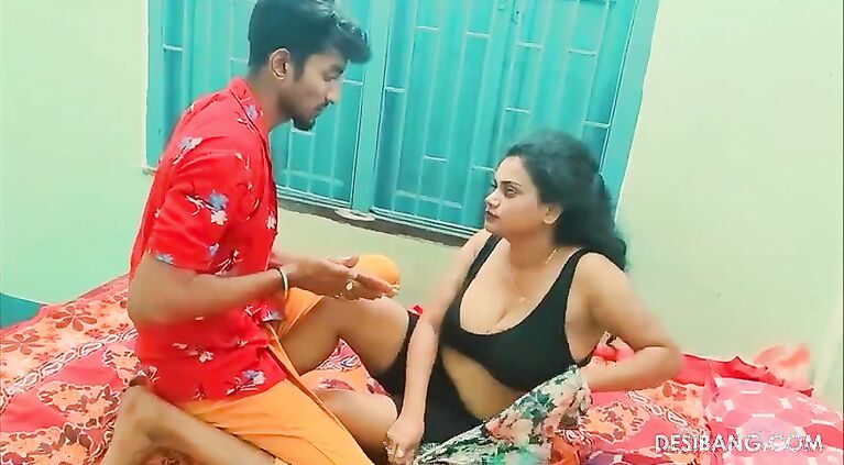 Giving aunty a nice massage before fuck at DesiBang.com