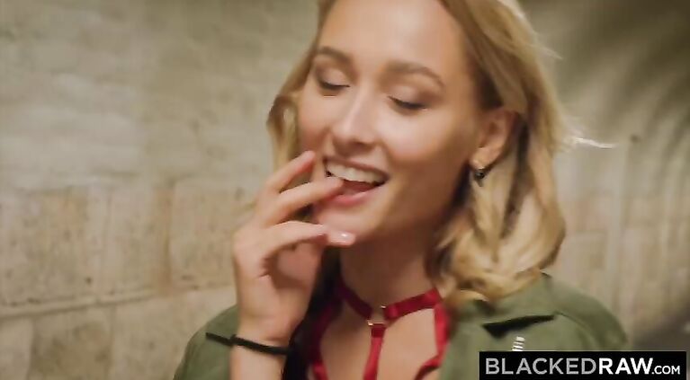 BLACKEDRAW Pretty tourist Kelly devours stranger's BBC