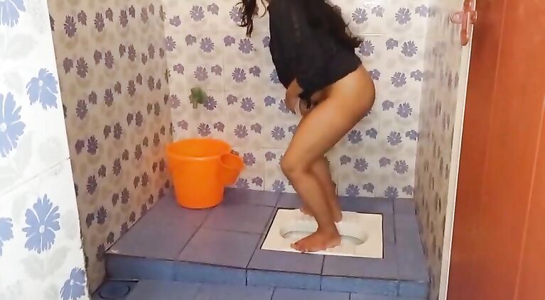 maid ko toilet ka andar chuda jab vo pesab kar rhi thi, Real hindi Dirty HD Porn Sex