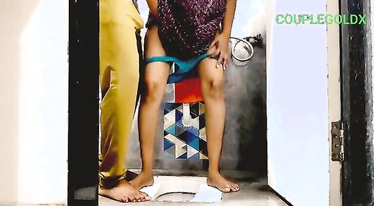 Komal ne apne dost se bothroom me chudva liya