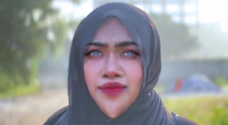 18+ Hijab Wearing Muslim Innocent Girl Was Brought Home From The Street & Fucked By A Hindu Guy