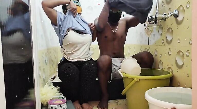 Mene meri amateur ke sath pehli baar shower liya bada maaza aaya Desi amateur