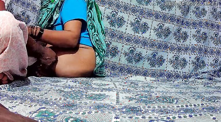 Desi maid and sir sex in the room