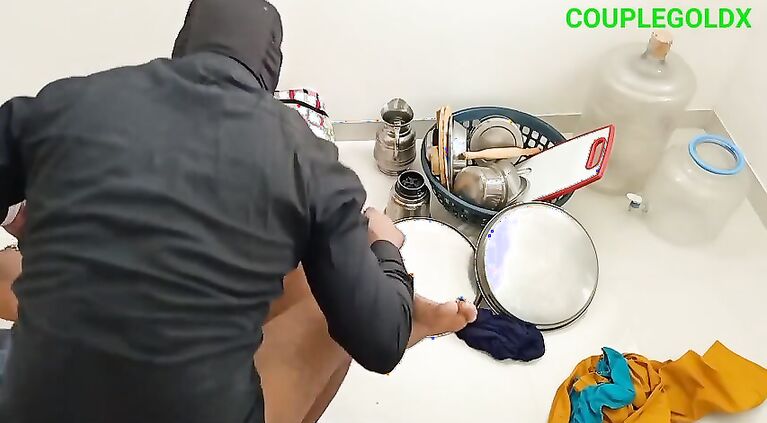 Bartan lelo bahut Shasta hai nahi to muze ake chodo