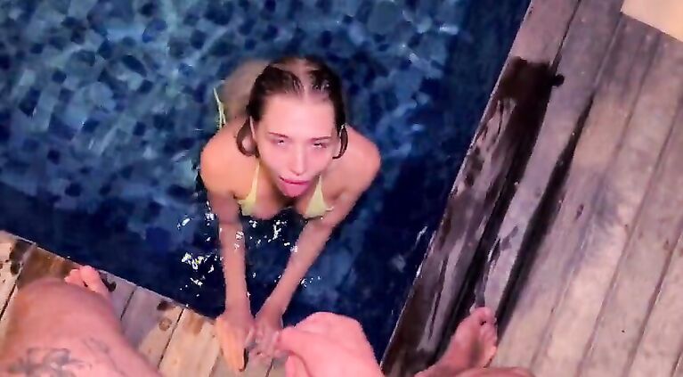 Gorgeous oral in the public pool. Cum on hair of Californiababe