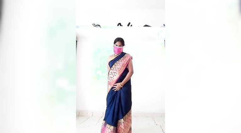 Desi housewife Swetha blouse less saree show