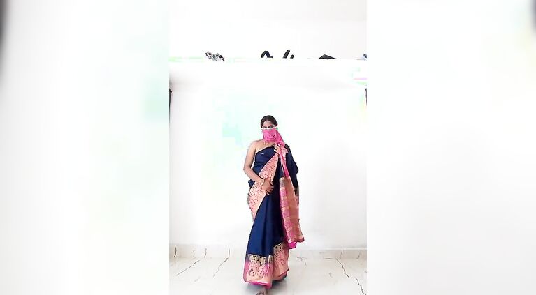 Desi housewife Swetha blouse less saree show