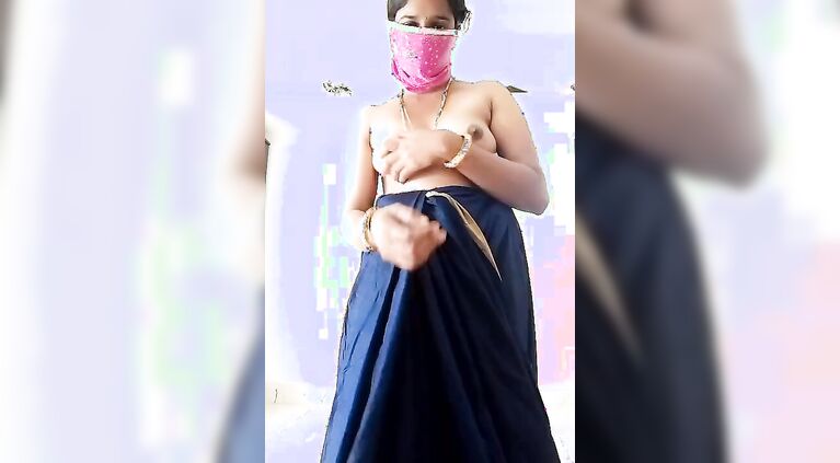 Desi housewife Swetha blouse less saree show