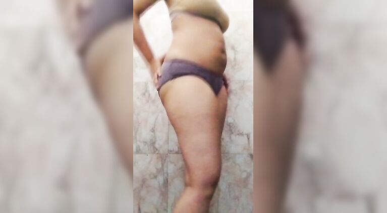 Nahate hue mera hath choot pr chala gya fir to ruka ni gya mujse