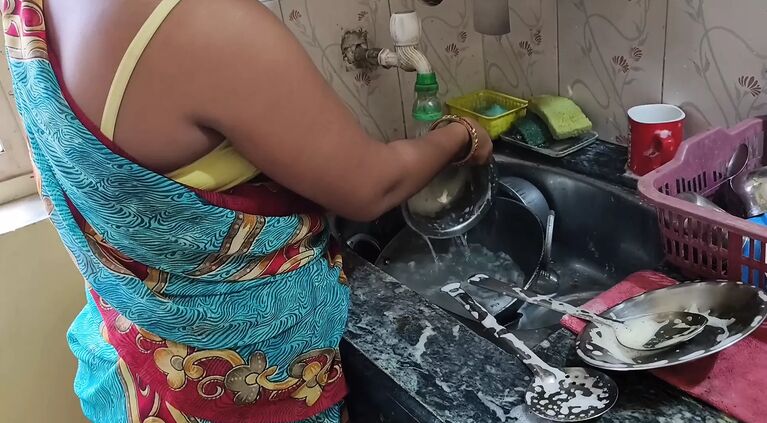 Bartan dho rahi Kamwali Bai ko sahab ne choda