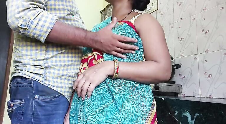 Bartan dho rahi Kamwali Bai ko sahab ne choda