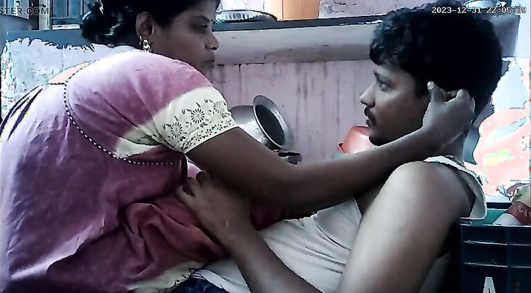 Tamil house housewife lips kissing dd