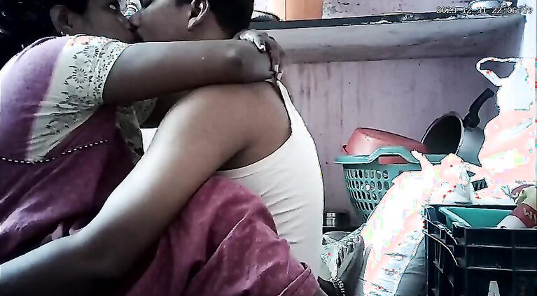 Tamil house housewife lips kissing dd