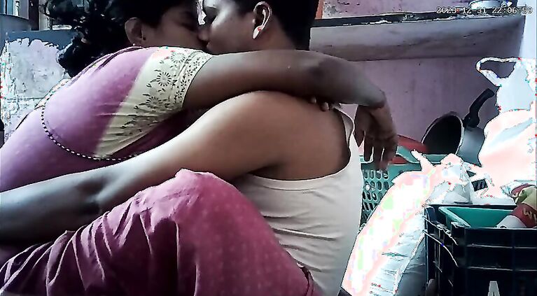 Tamil house housewife lips kissing dd