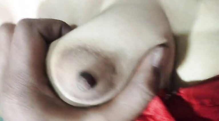 Indian Desi mami ji Ko Chodne ke liye Rakesh laya condom