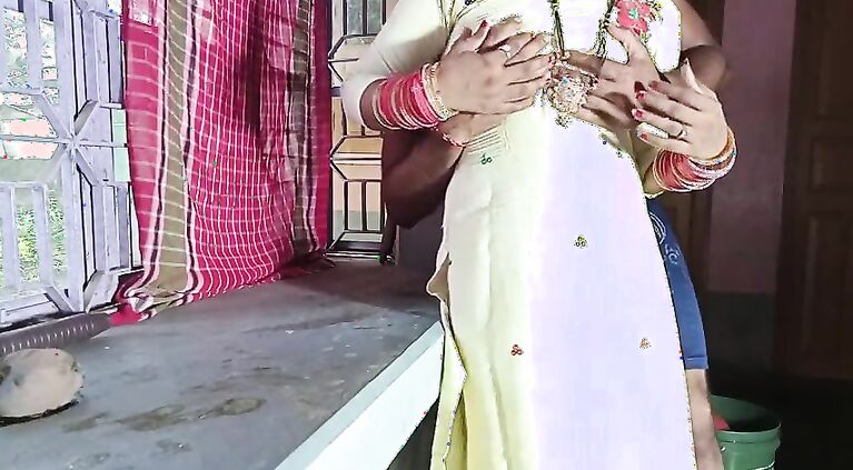 Malkin Ki Jawan Badi Beti ko Kitchen Stand Par Choda