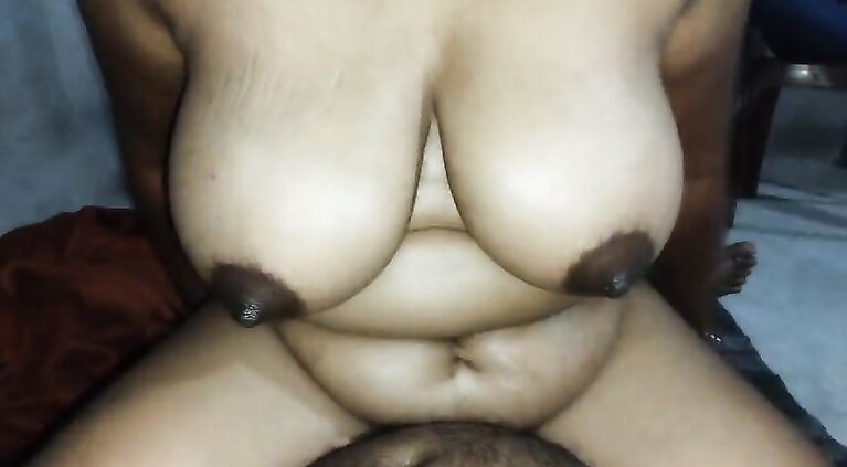 Aunty ki huge boobs ko dekha to ghar me bula ke mast choda and cum in her cunt