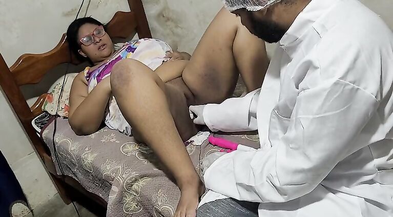 Clandestine gynecologist meets his sexy patient and makes her cum in a jet