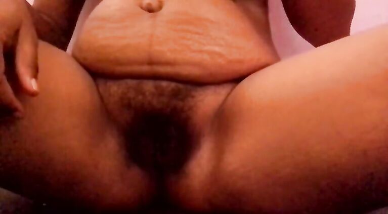 Desi housewife fingering cunt