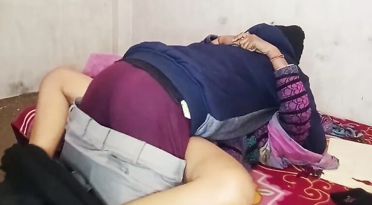 Hindi Audio: On January 26, I called my amateur and fucked her lying on her bed, she enjoyed it very much, my amateur became happy
