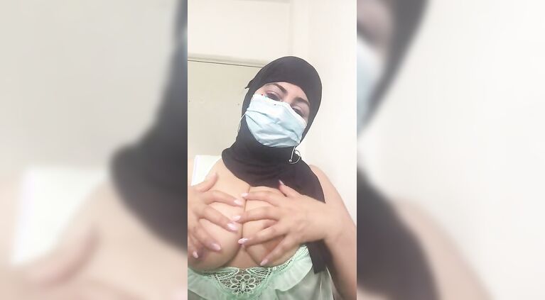 Tunisian milf speaks badly and masturbates her cunt pulling her breasts she wants girls and men