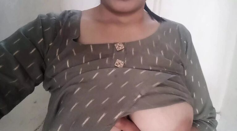 Newly married Bhabhi Ko Pee karte Huye Chupke se Dekha