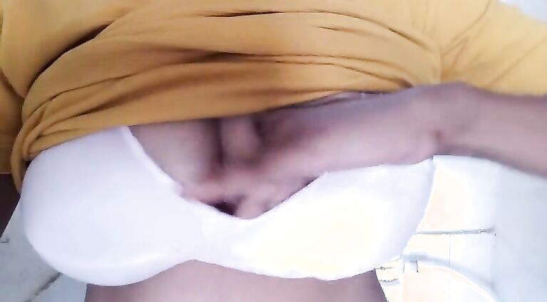 Newly married Bhabhi Ko Pee karte Huye Chupke se Dekha
